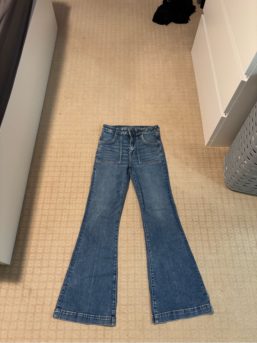 American Eagle High-Rise Flared Women’s Jeans in Denim Blue